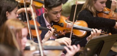 Students playing the violin.